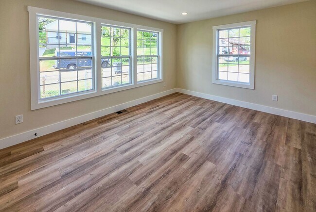 Building Photo - Knoxville 37921 - Brand New 3 Bedroom, 2 Full Bath Duplex Unit near downtown and Western Avenue -...