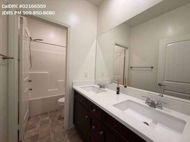 Building Photo - Eastvale 4 Bedroom Condo