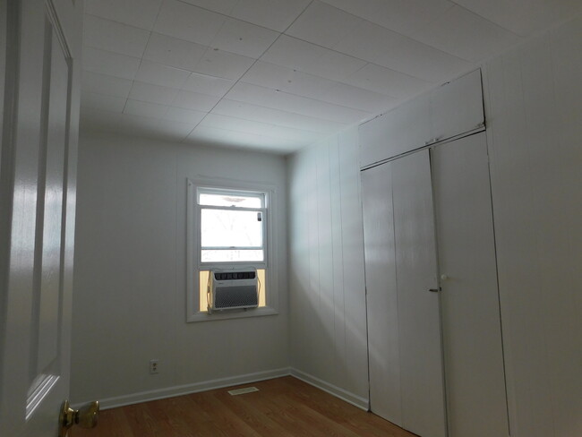 Building Photo - 33 Hawthorne Ln