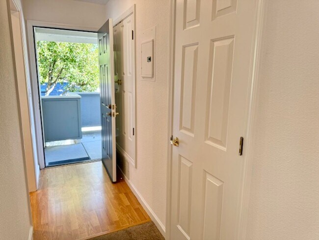 Building Photo - Wonderful 2 story condo in Ashford Ct-Deta...