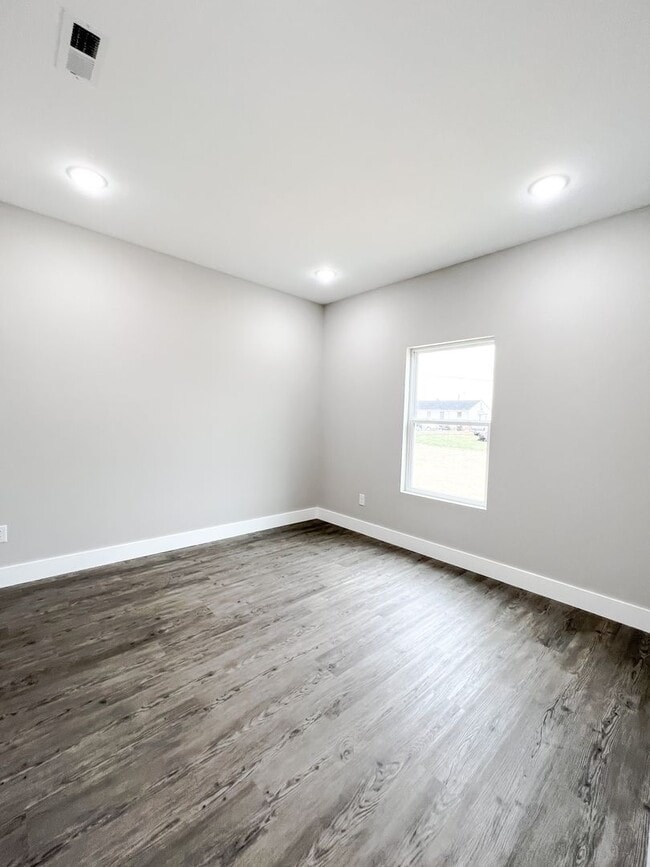 Building Photo - 3 Bedroom 2 Full Bath HOUSE with GARAGE