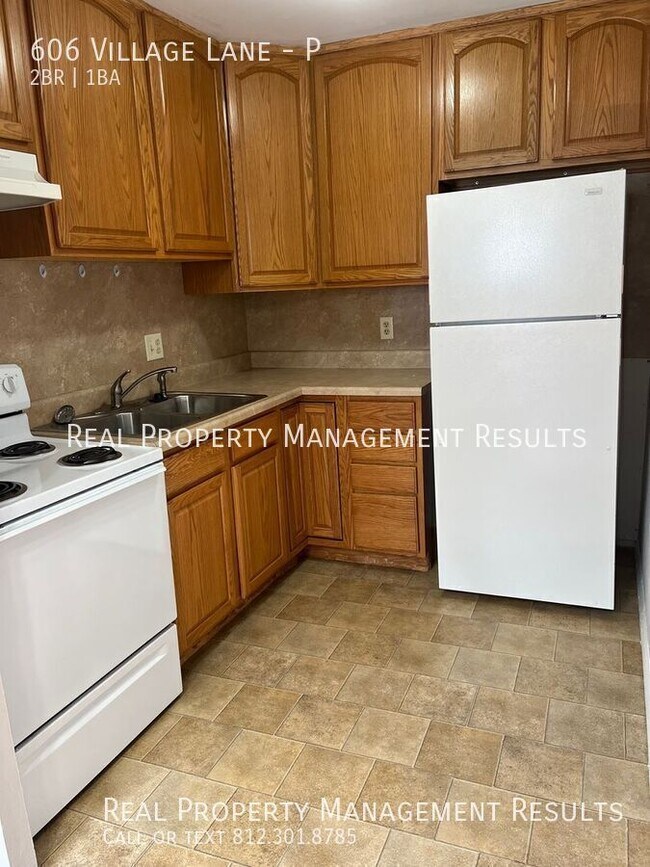 Building Photo - 606 Village Ln