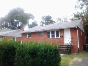 Building Photo - Beautiful and spacious 5 BR/2BA minutes from UMD campus