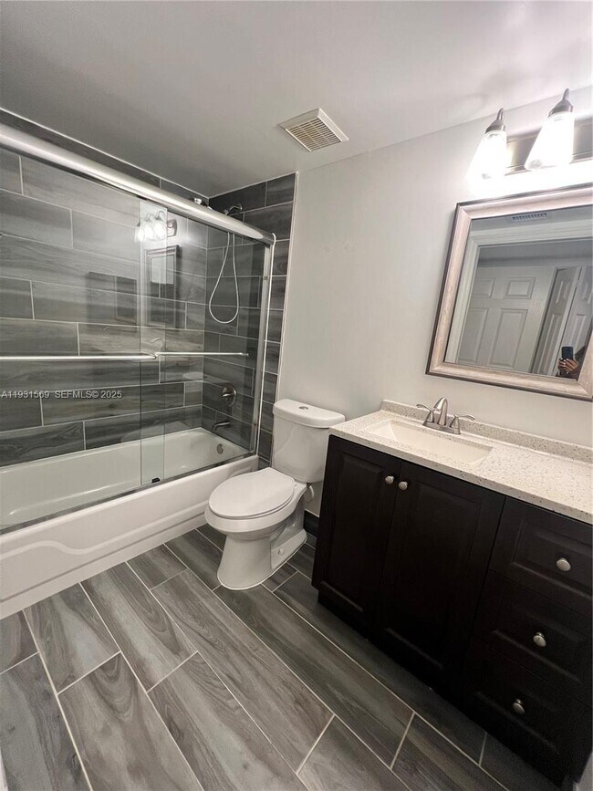 Building Photo - 2021 SE 10th Ave