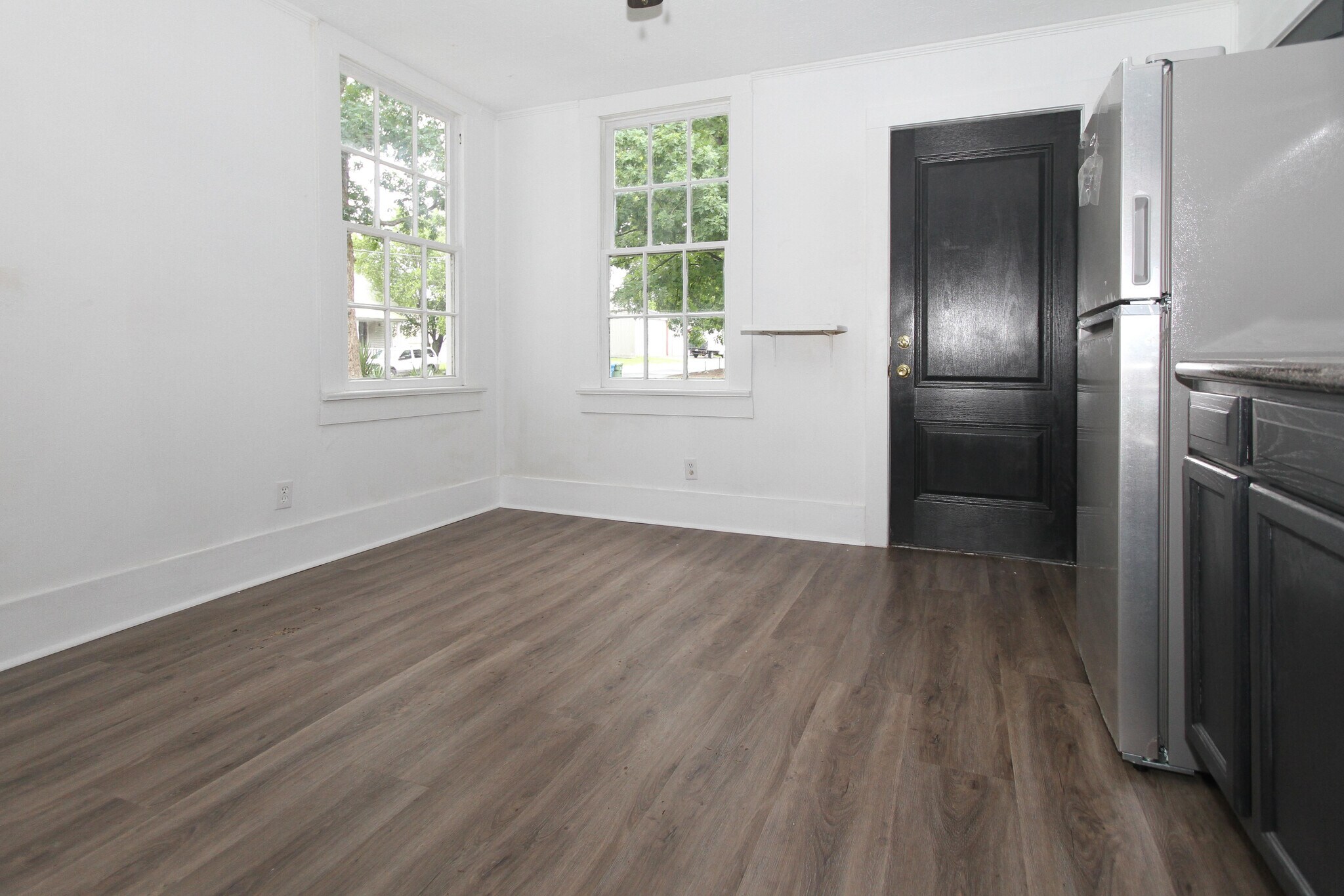 Eat-In-Kitchen - 810 Shull St