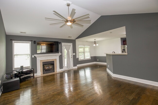 Building Photo - *Lease Special!* Fiber optic internet incl...