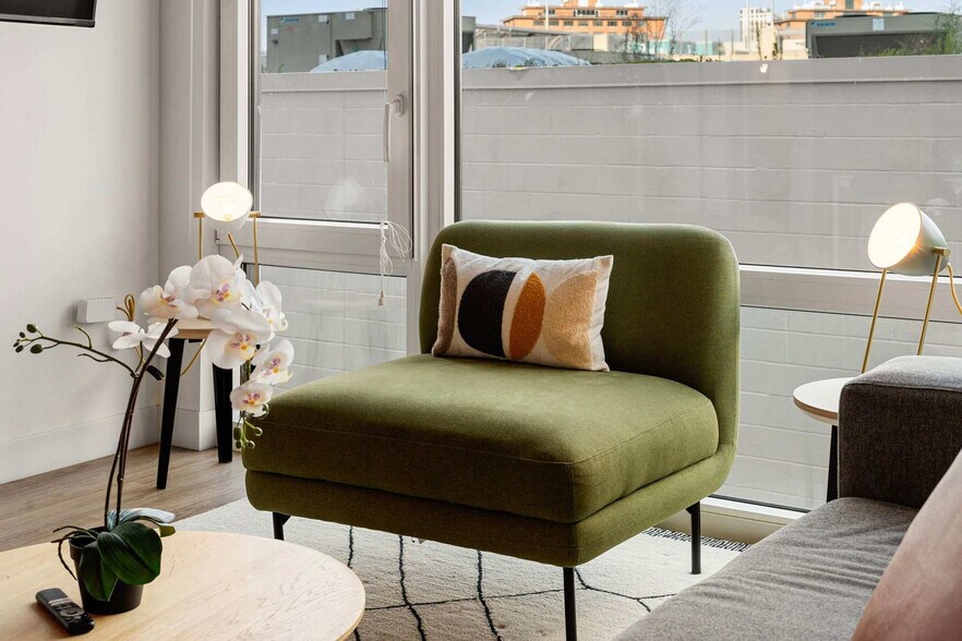 Building Photo - 853 W Blackhawk St