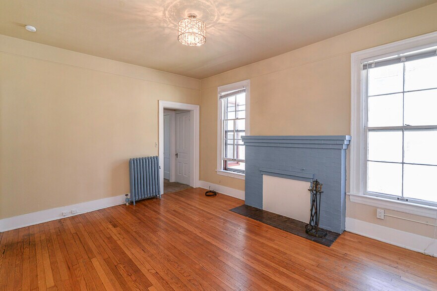 Light filled hardwood floors Kerrytown apartment - 521 Elizabeth Street