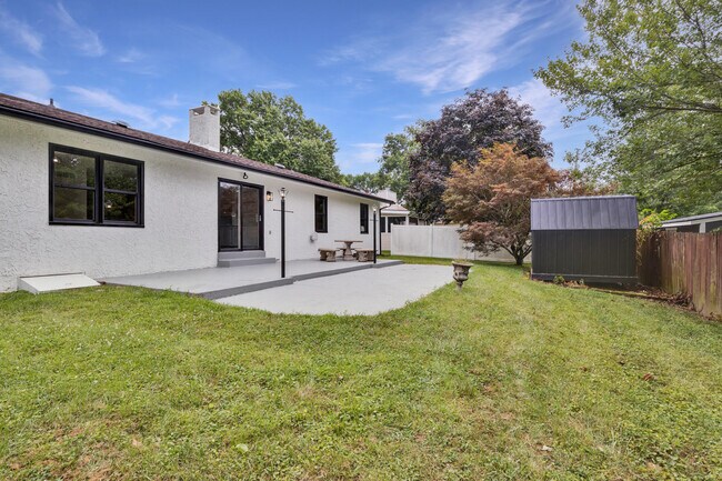 Building Photo - 452 Pasadena Dr
