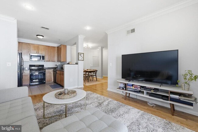 Building Photo - 4852 Eisenhower Ave