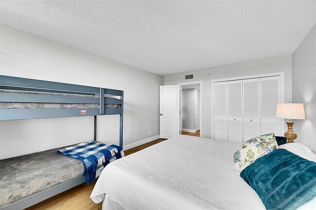 Building Photo - 4020 W Palm Aire Dr