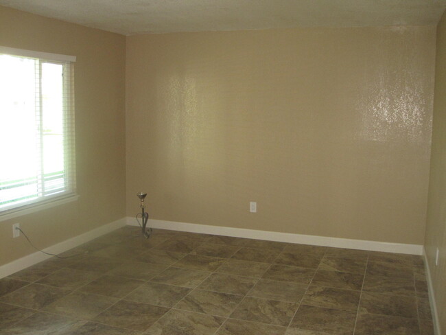 LIVING ROOM - 10071 San Juan Ct