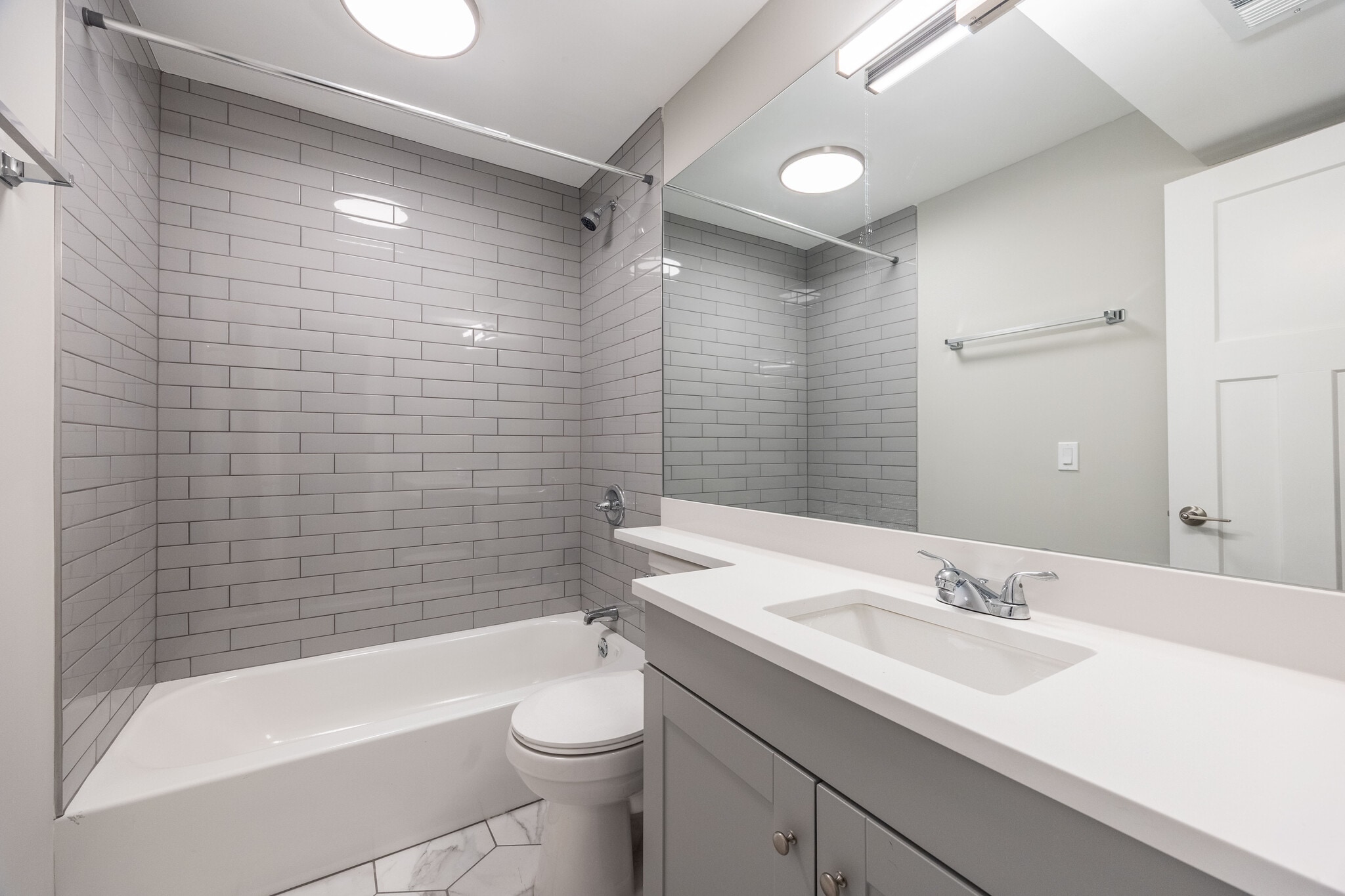 Building Photo - 1225 N La Salle Dr