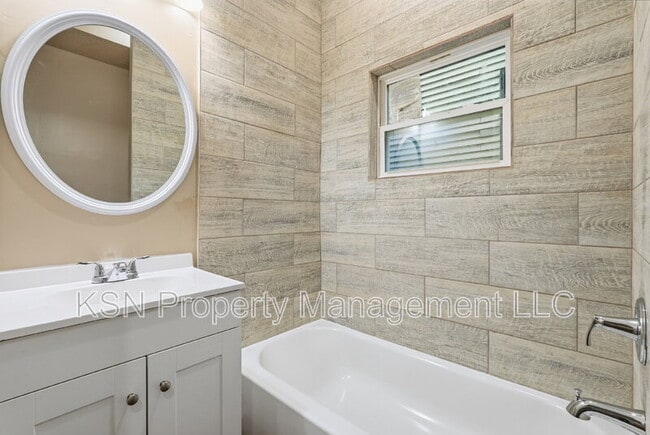 Building Photo - 716 W 38th St