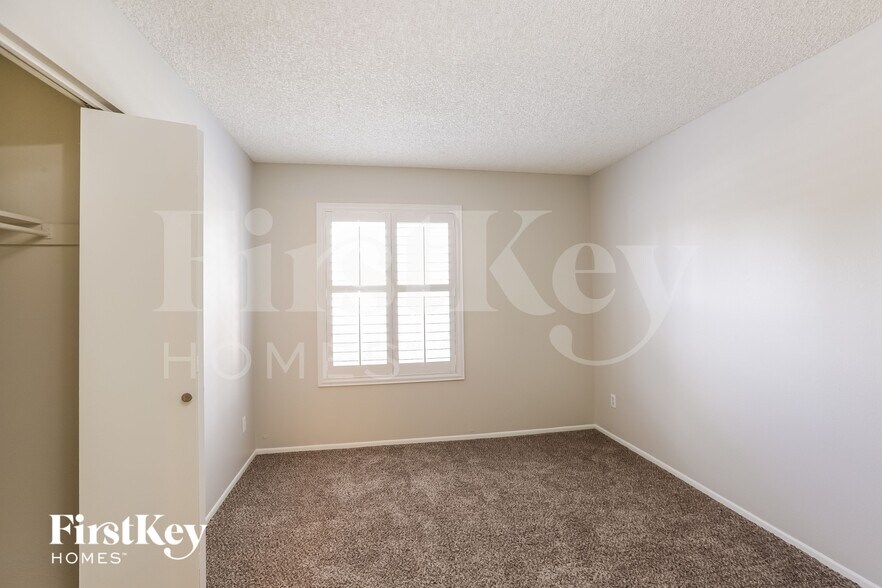 Building Photo - 2922 E Sierra St