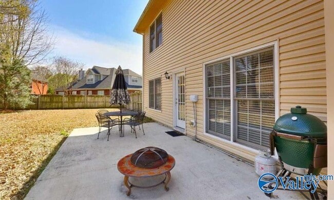 Building Photo - 129 Cannes Dr SE