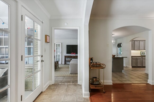 Building Photo - 5 bedroom 3 bathroom with over 3,500 square feet in East Memphis near Walnut Grove and Perkins