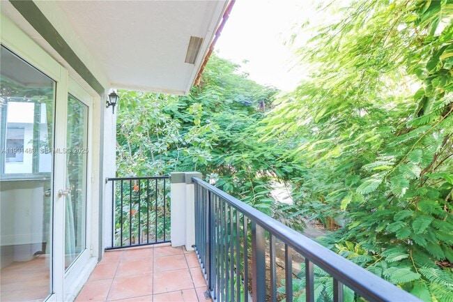 Building Photo - 2947 Coconut Ave