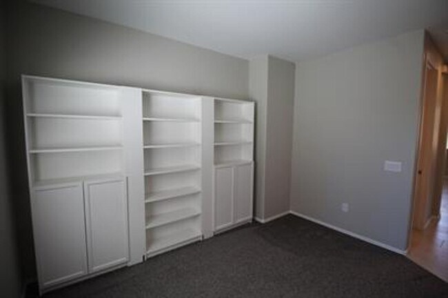 Building Photo - Desirable La Estancia Neighboorhood
