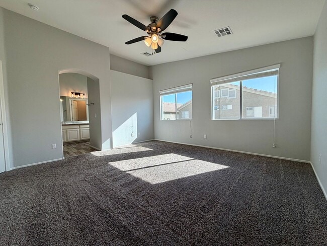 Building Photo - 2 bedroom townhome with back yard in Boulder Ranch