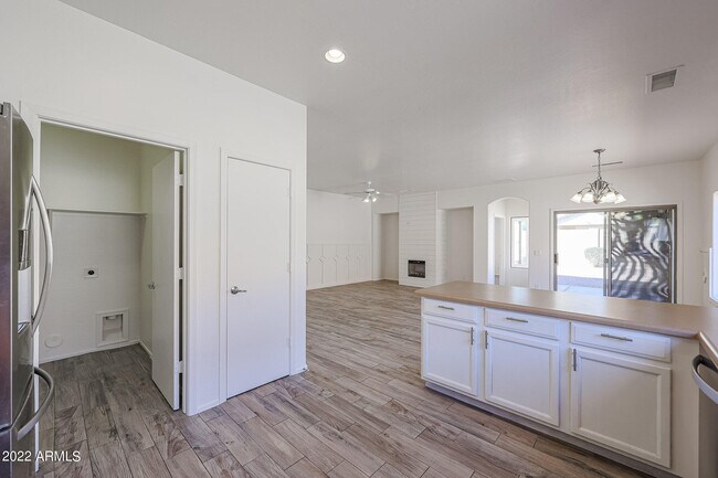 Building Photo - 16848 W Cottonwood St