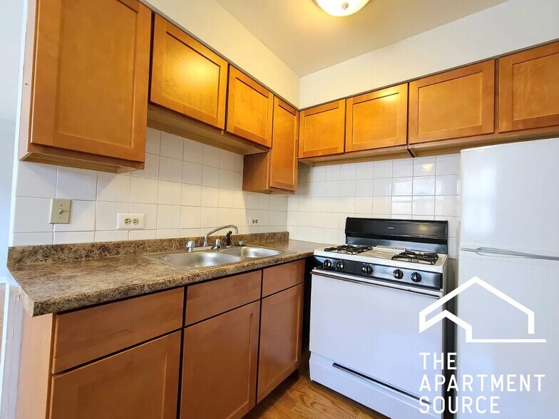 Building Photo - 510 W Briar Pl