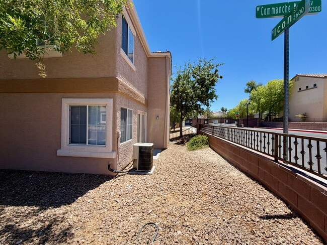 Building Photo - GATED 3 BED 2.5 BATH 1 CAR GARAGE SINGLE FAMILY HOME WITH COMMUNITY POOL