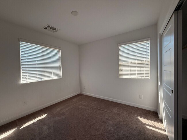 Building Photo - 3 BED 2.5 BATH 2 CAR GARAGE TOWNHOUSE WITH LOFT, COMMUNITY POOL & PARK!