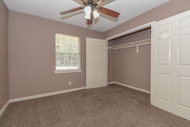 Building Photo - Nice Three Bedroom Duplex in Commerce in a...