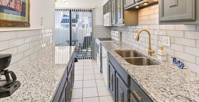 Building Photo - 2685 Meadowlawn Dr