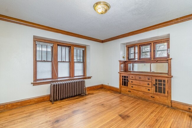 Building Photo - 3 Bed | 1 Bath in Heart of St. Paul