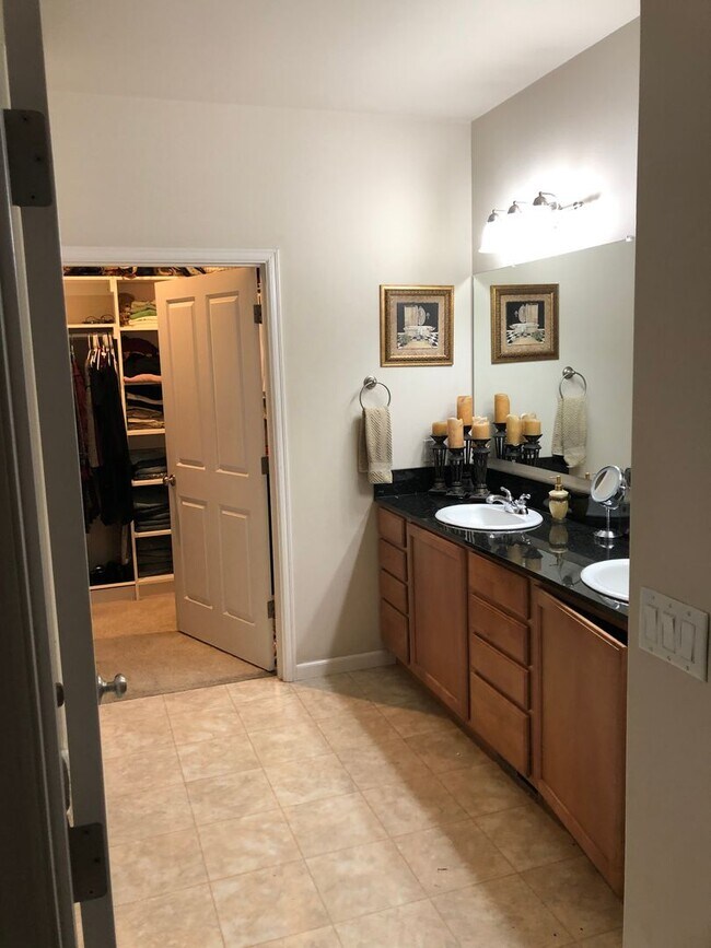 Building Photo - Great location with lots of amenities! 4 b...