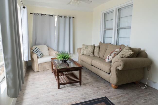 Building Photo - Charming Beach-Front 4bd Home