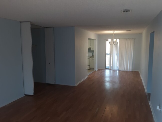 Building Photo - Cute Two Bedroom Two Full Bath Second Floo...