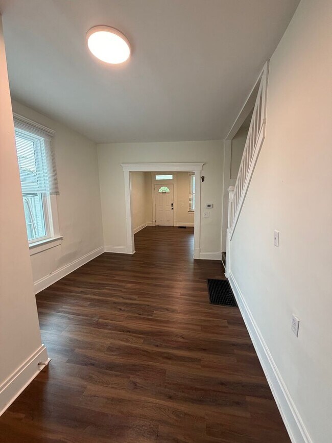 Building Photo - Spacious 3 Bed | 1.5 Bath – Prime Clintonv...