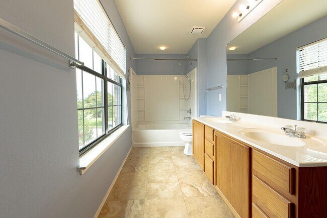 Building Photo - 211 Rim Rock Dr
