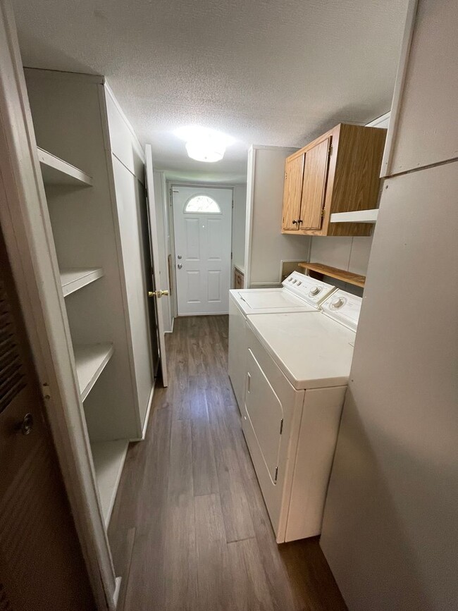 Building Photo - 3 Bedroom, 2 Bath Single Family Home