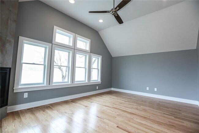 Building Photo - 1370 Bay Shore Blvd