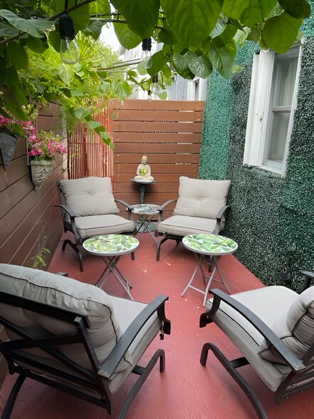 Private sitting area - 117 NW 47th Ter
