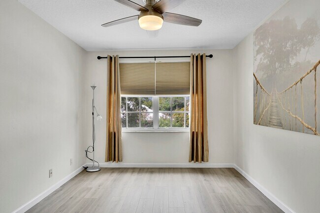 Building Photo - 3354 Greenview Terrace W