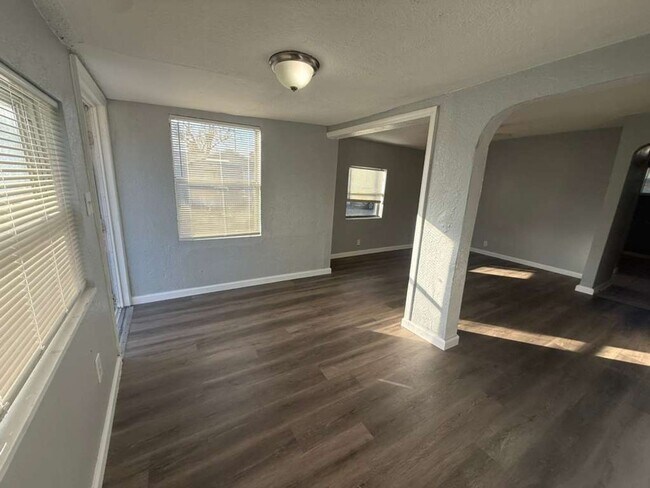 Building Photo - Cozy 3/1 House | Apply for FREE This Holiday Season!