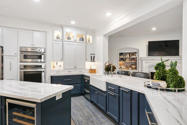Building Photo - 2560 Costa Mesa Cir