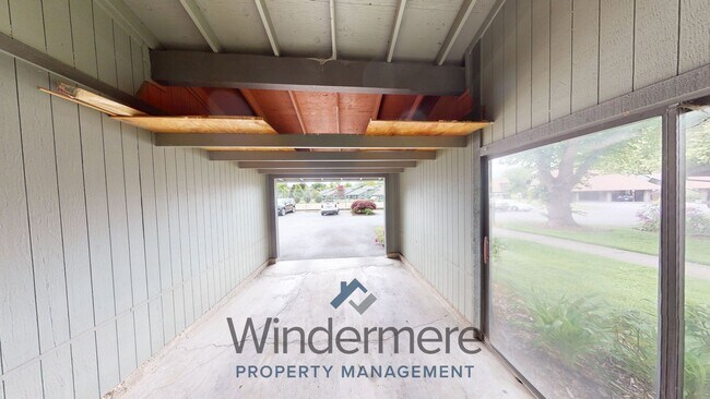 Building Photo - 601 Village Way