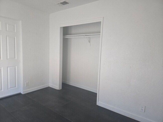 Building Photo - 3 Bedroom 1.5 Bath Modern Farmhouse near JT National Park * MOVE IN SPECIAL*