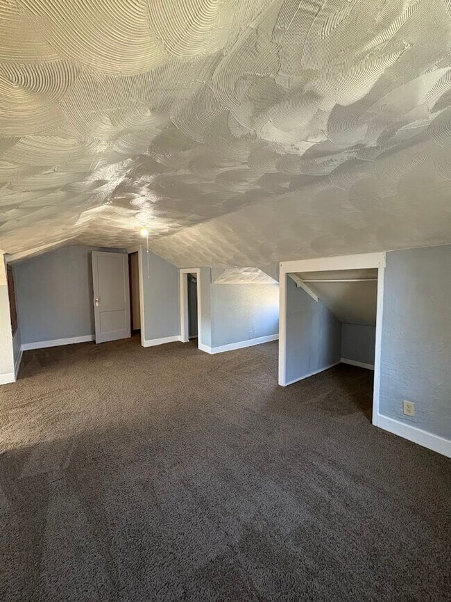 Building Photo - Three bedroom one bathroom home for rent