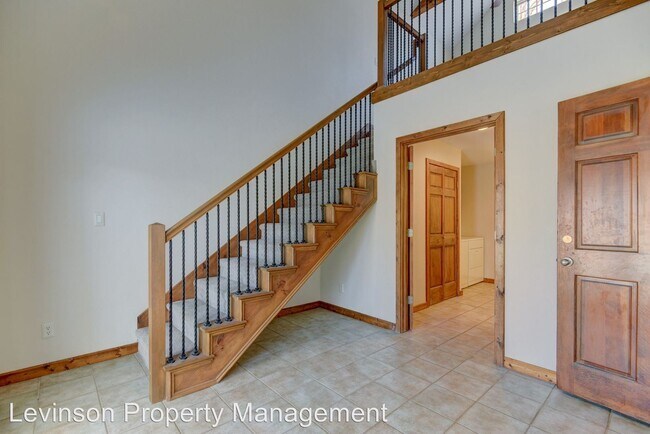 Building Photo - 3 br, 2 bath House - 807 S Littler Ave