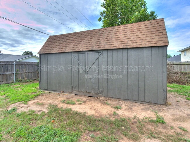 Building Photo - 2401 Fedderson Dr