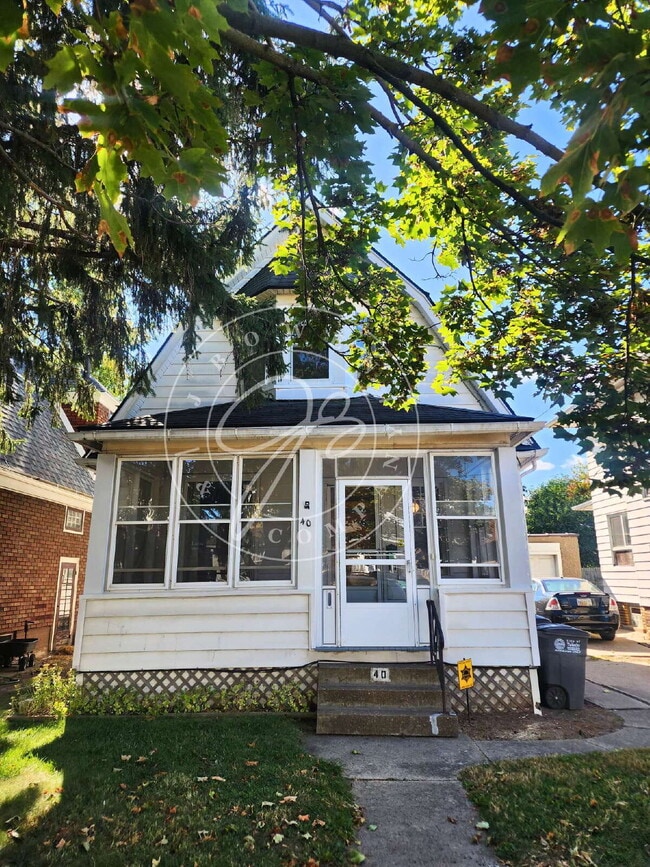 Building Photo - 4 bed 2 bath with 1st floor bedroom and ba...