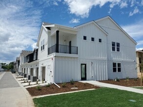 Building Photo - Luxury Condo - Water, Sewer, Basic Internet Included!