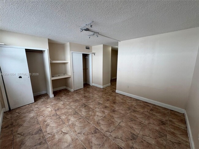Building Photo - 1075 NE Miami Gardens Dr